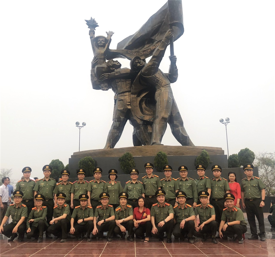 The delegation took a souvenir photo at the Victory Monument.