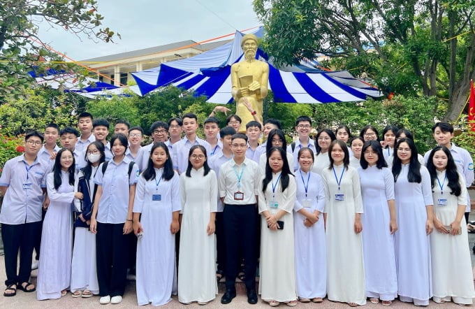 Cong (ตรงกลางแถวหน้า) กับนักเรียนในชั้นเรียนฝึกงานที่ Phan Boi Chau High School for the Gifted เมือง Nghe An ภาพ: ตัวละครที่ให้มา