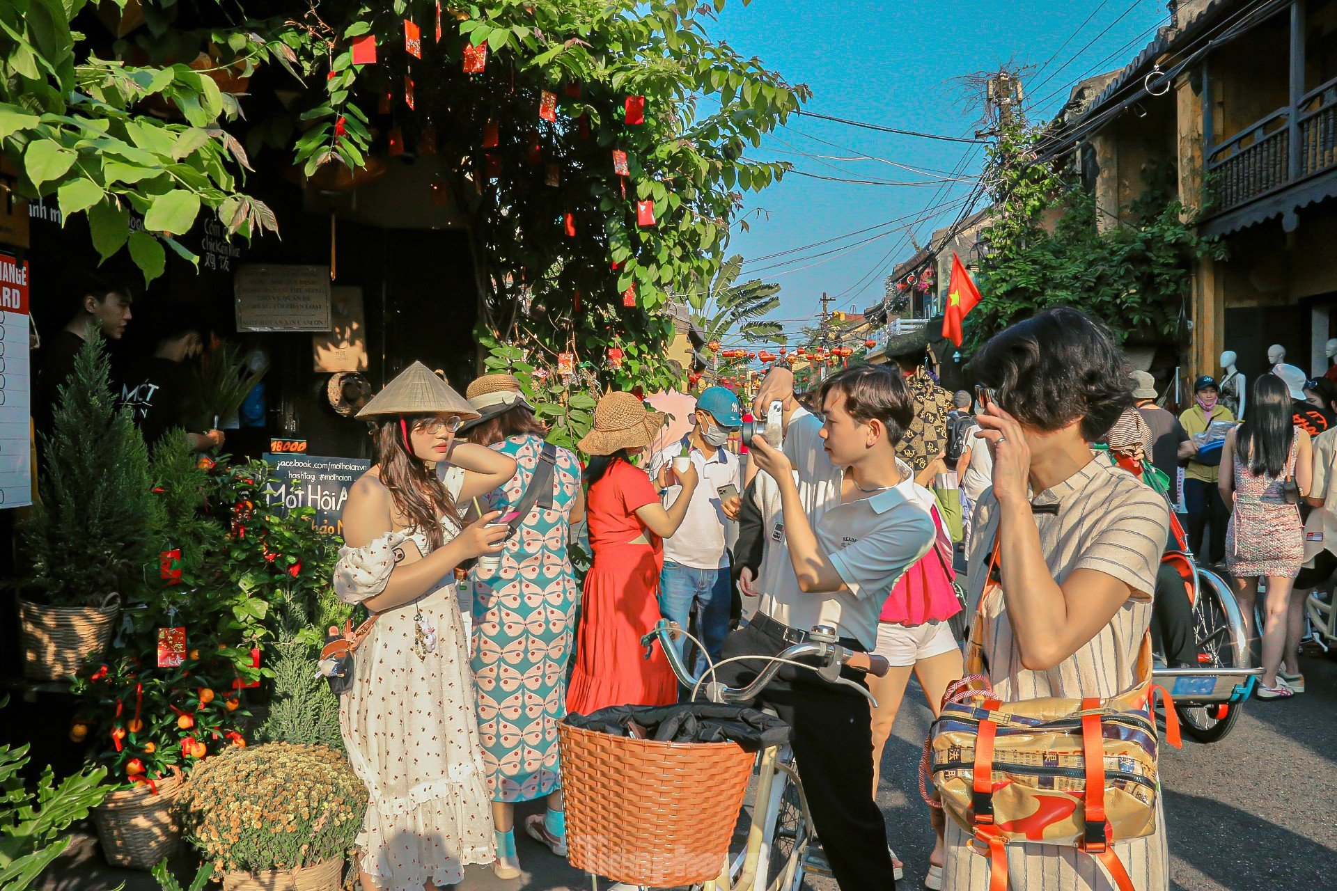 ฝูงชนเบียดเสียดกันในเมืองโบราณฮอยอันในช่วงฤดูใบไม้ผลิ ภาพถ่ายท่องเที่ยว 5