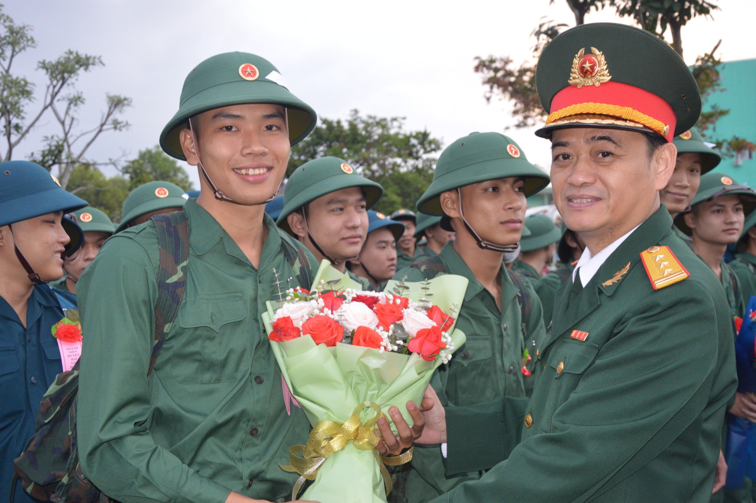 Sự kiện - Miền Trung: Hàng ngàn thanh niên lên đường nhập ngũ (Hình 2).