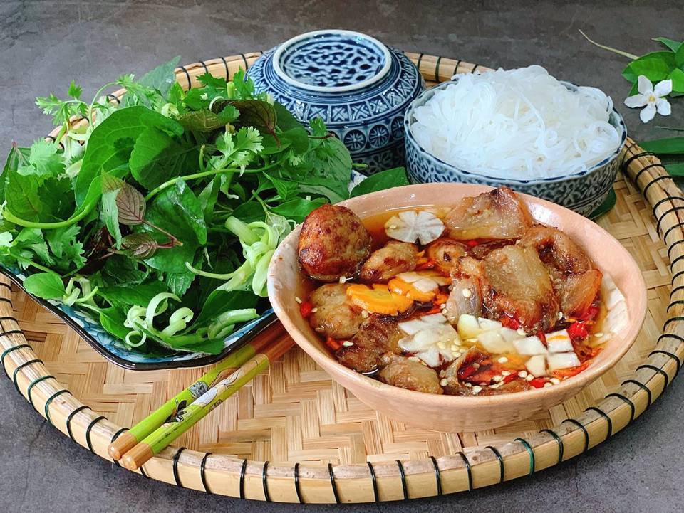 Bun cha carries many quintessential features of the capital's cuisine. (Photo: Collected)