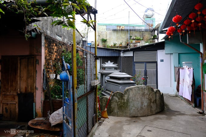 Many graves are located right in the residential area. Photo: Nguyen Dong