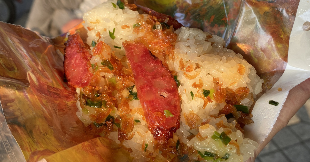 Mrs. Bay's sticky rice basket has been at Bien Hoa station for 35 years, customers have been waiting since it was not ready for sale.