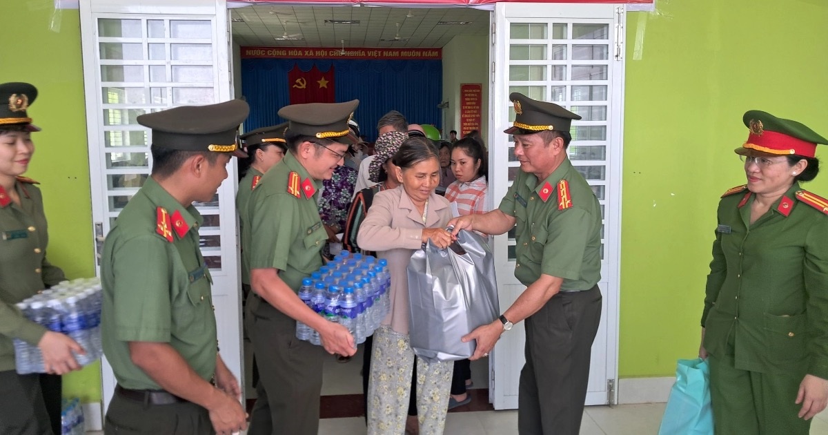 Công an Tiền Giang mang giọt nước nghĩa tình đến bà con vùng hạn mặn