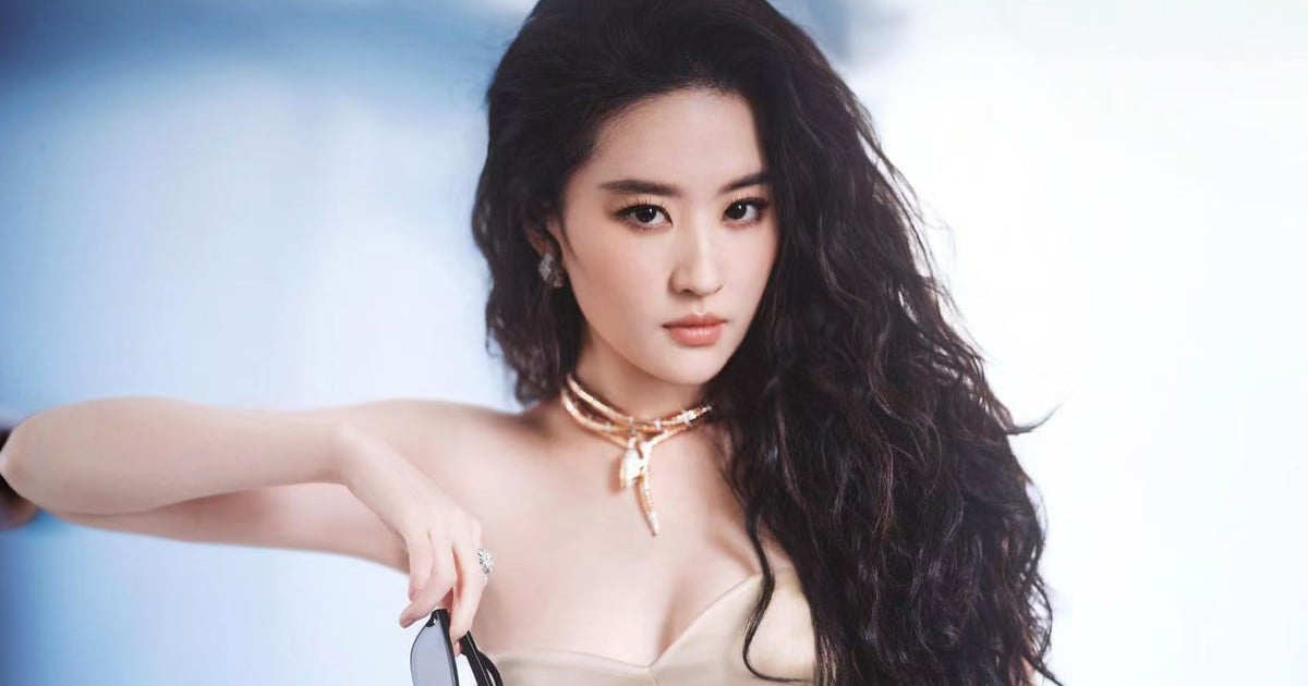 With curly black hair like Liu Yifei, Thi Thi can pull off any outfit