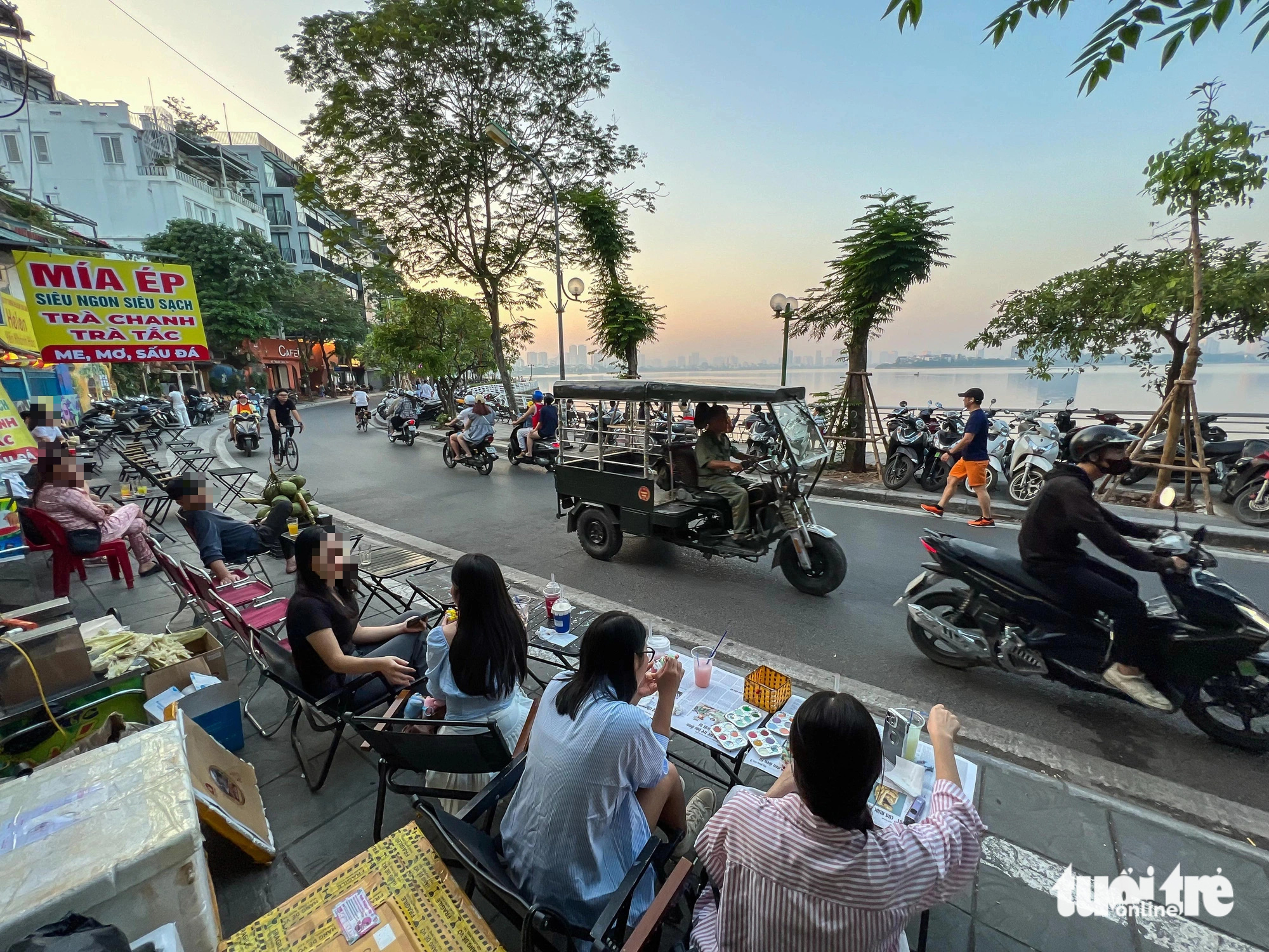 Vỉa hè dọc hồ Tây ngang nhiên biến thành... nơi ăn, chốn nhậu - Ảnh 9.