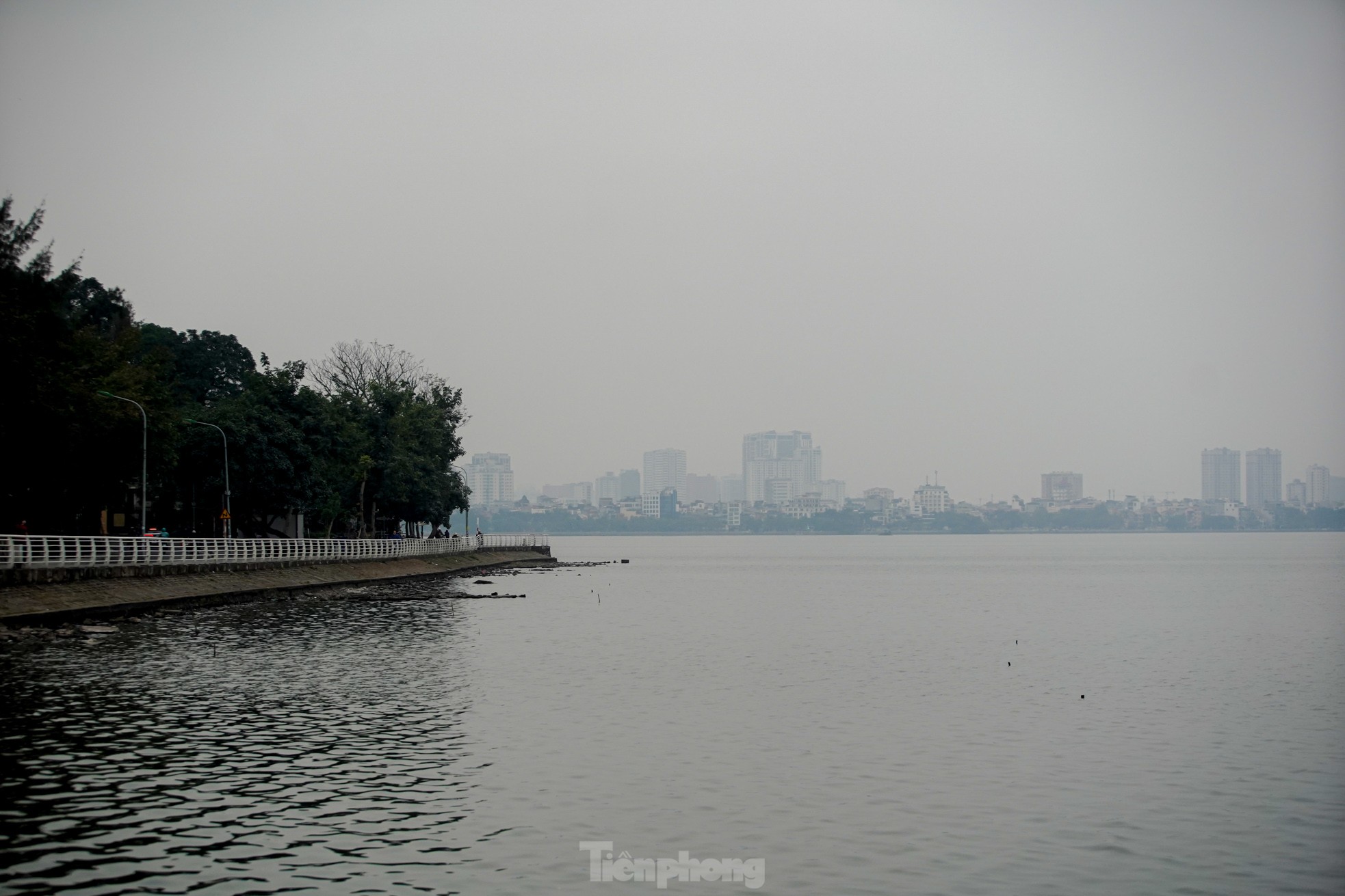 Hanoi is covered in fine dust from morning to afternoon, many buildings 'disappear' photo 1