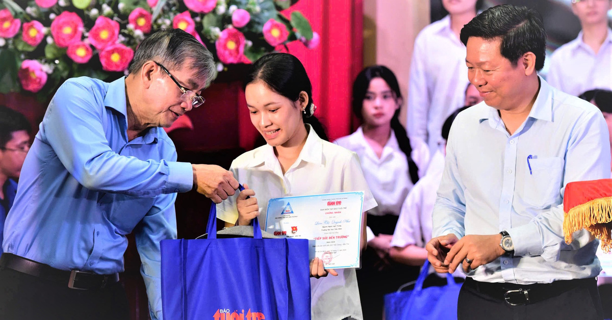 Scholarship "Giving Strength to School" for Ben Tre - Tien Giang Students: A Bridge to Make Dreams Come True