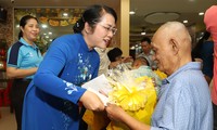 Les dirigeants de Ho Chi Minh-Ville rendent visite au peuple khmer et lui offrent des cadeaux à l'occasion du Nouvel An traditionnel Chol Chnam Thmay