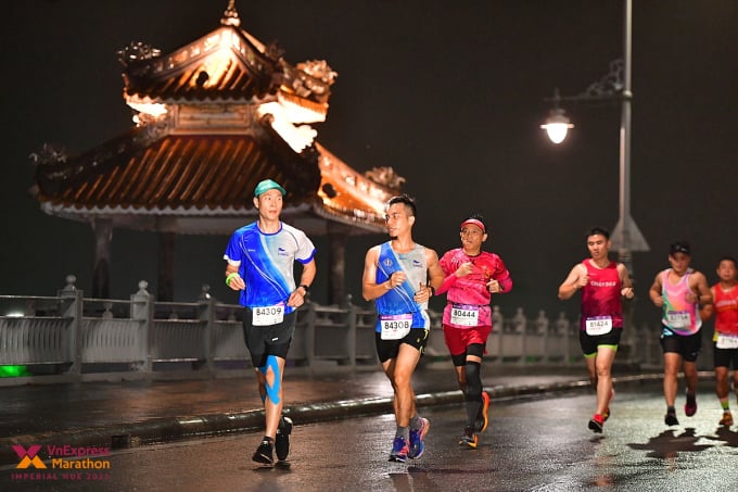 Runner chạy trên cầu Dã Viên tại VM Huế 2023. Ảnh: VM