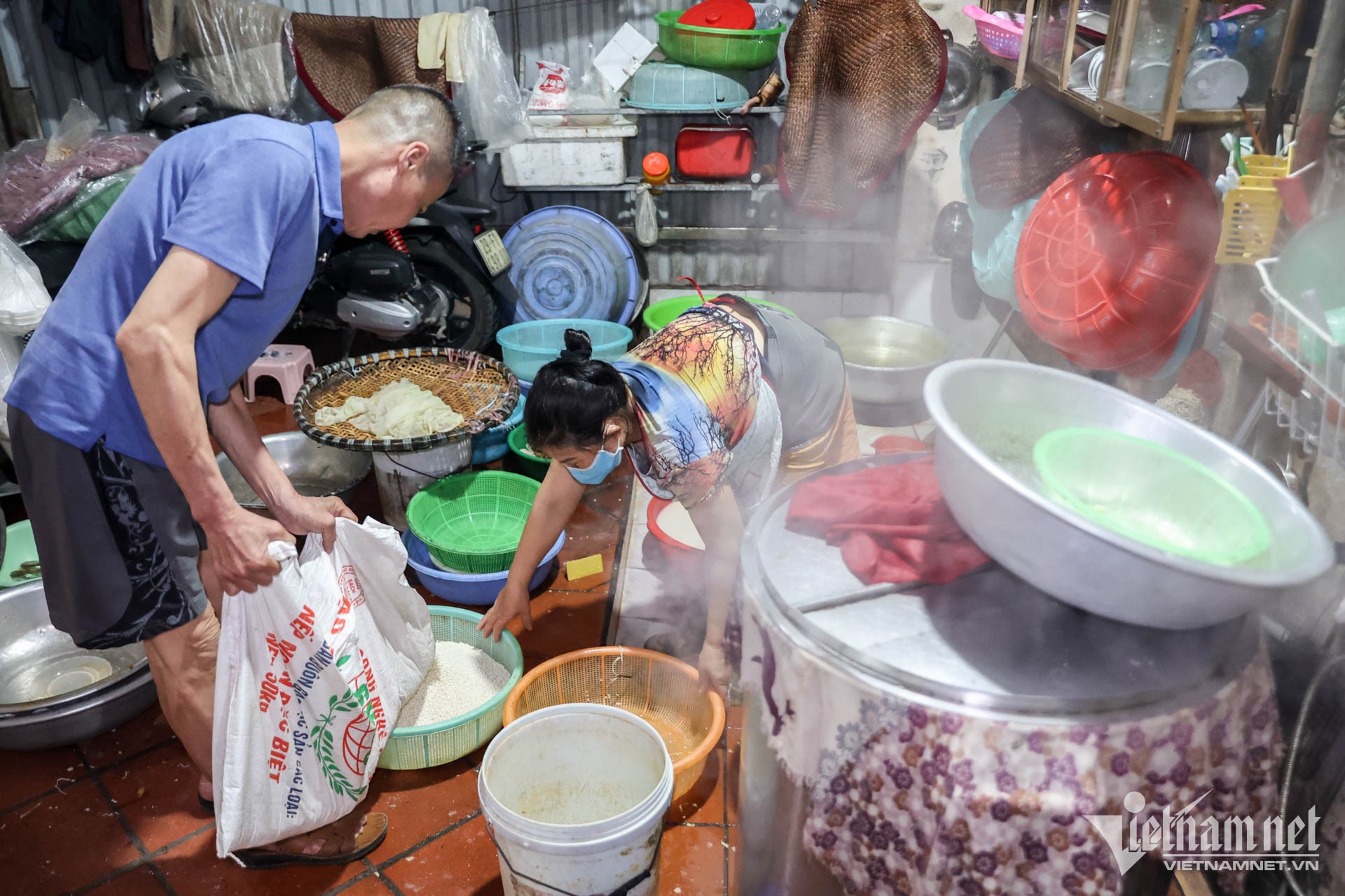 Behind the story of Phu Thuong residents driving cars to sell sticky rice on the sidewalk photo 1