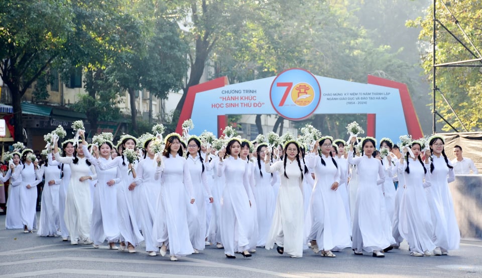 타이호 구, 주반안 고등학교의 여학생 70명이 흰색 아오자이를 입고 퍼레이드에 참여했습니다.