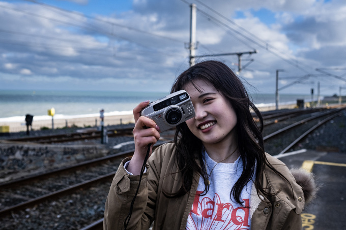 2023年2月、アイルランドの首都ダブリンにいる日本人女性。写真：AFP