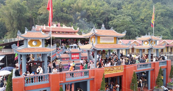 Les touristes affluent pour offrir de l'encens au temple Thac Bo