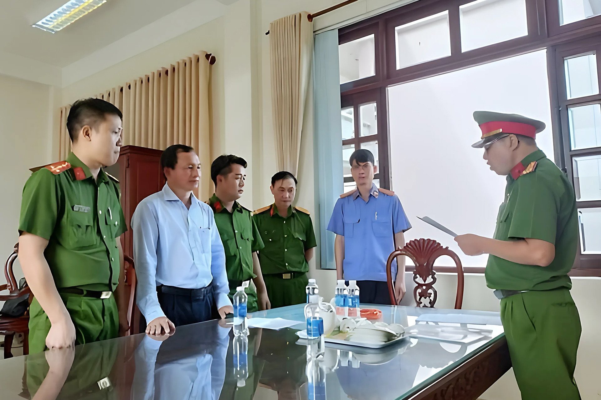 El vicepresidente del distrito y tres subordinados en Binh Phuoc fueron arrestados.