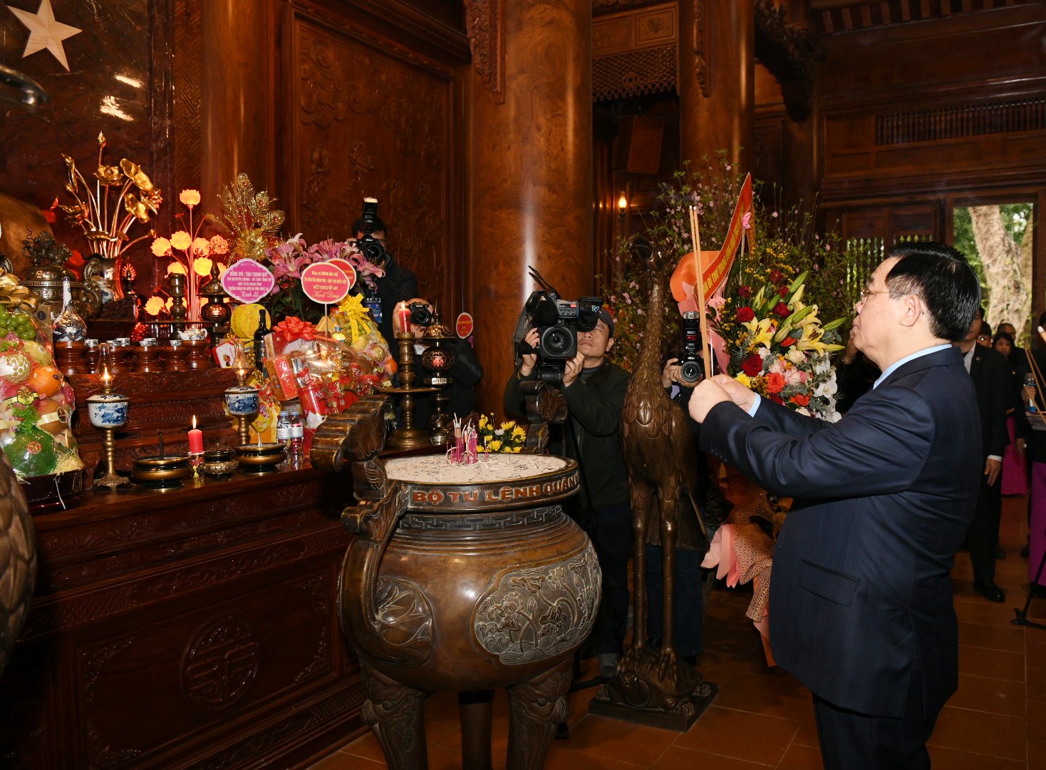 National Assembly Chairman Vuong Dinh Hue offers incense to commemorate President Ho Chi Minh at Kim Lien National Special Relic Site -0