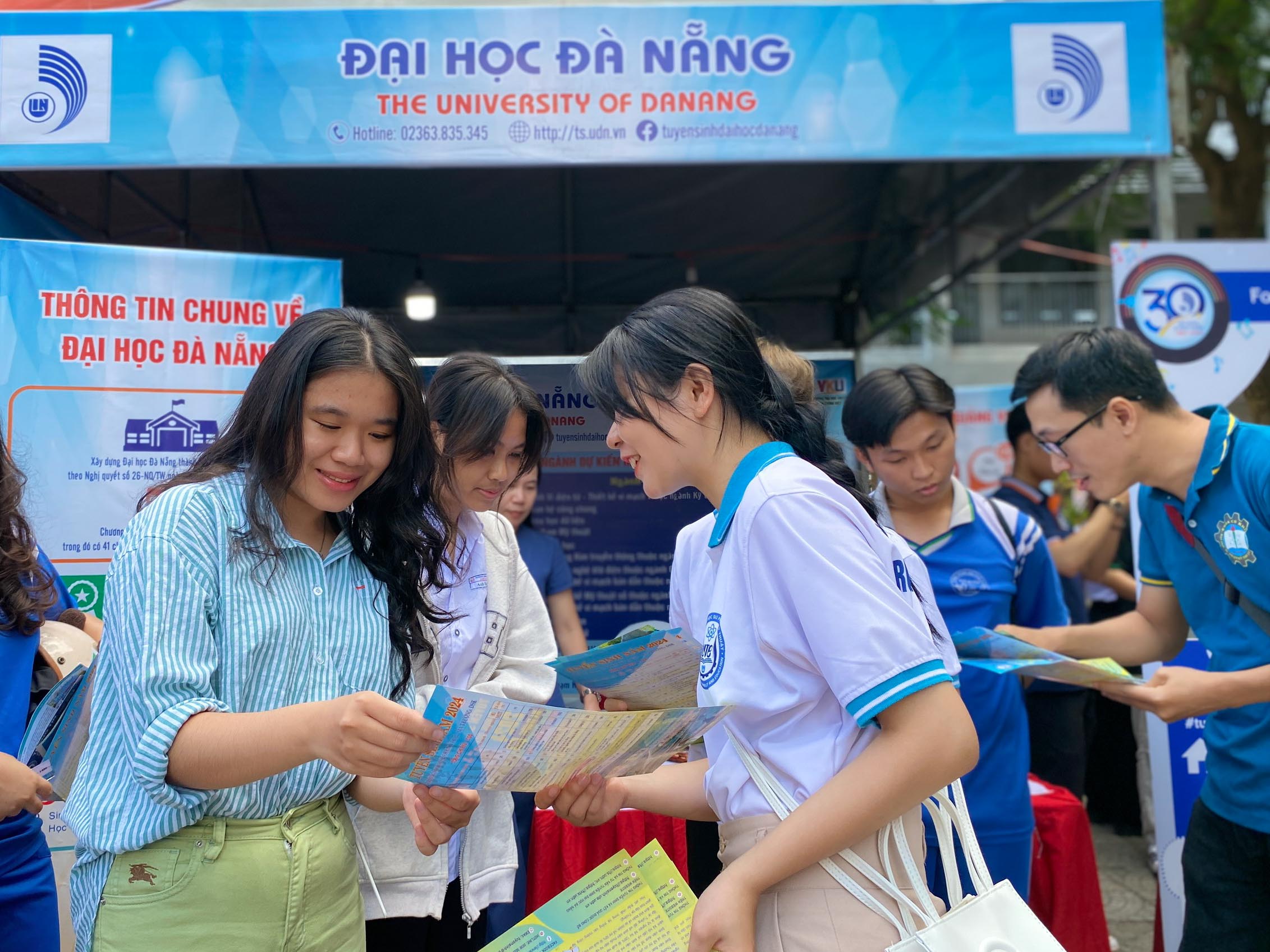 Náo nhiệt gian hàng tư vấn mùa thi Đà Nẵng, học sinh hào hứng được 'truyền lửa'- Ảnh 4.