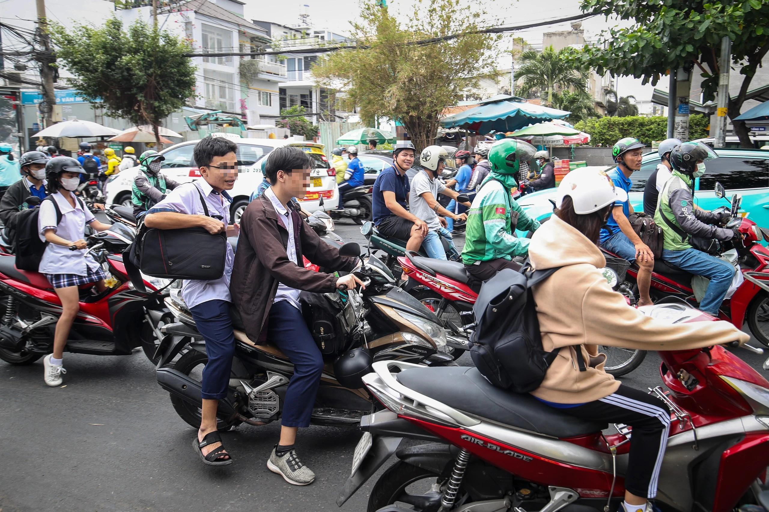 Tràn ngập học sinh lái xe máy trên 50 phân khối ở TP.HCM- Ảnh 13.