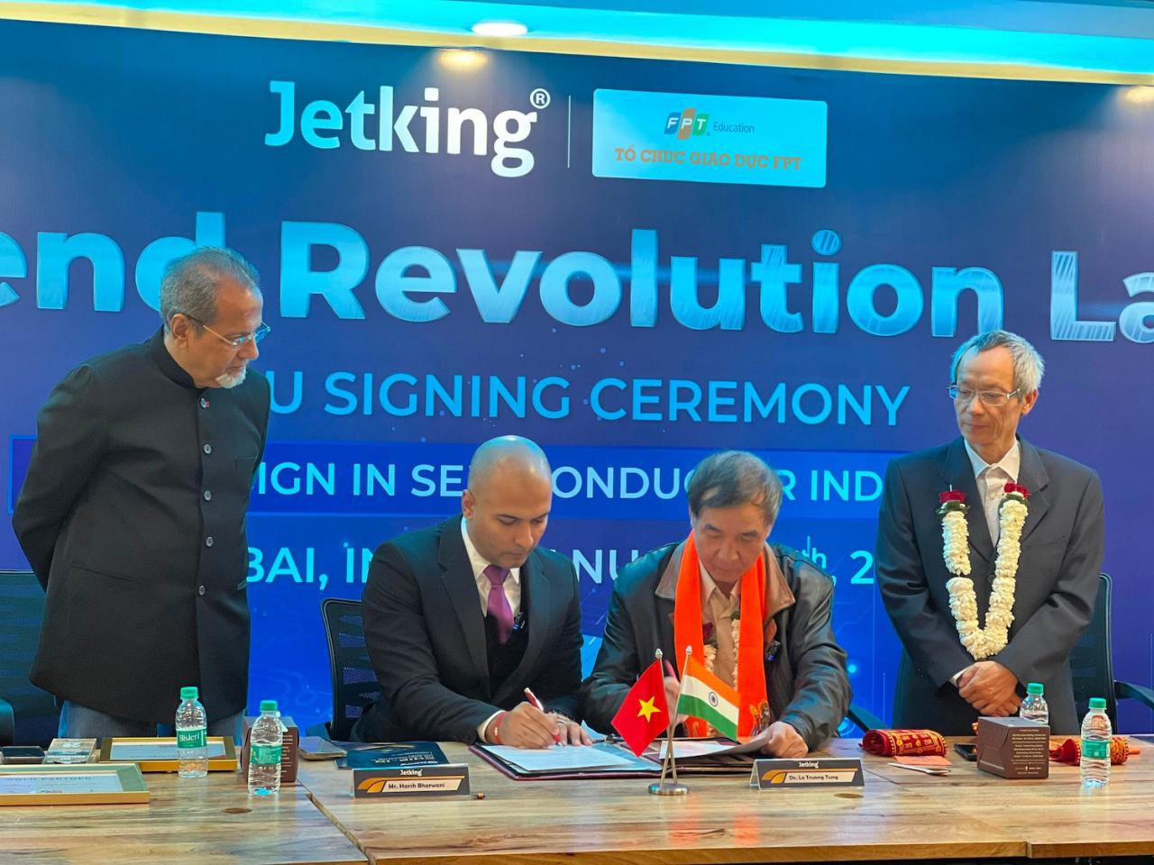 Mr. Harsh Bharwani - CEO of Jetking India, Mr. Le Truong Tung - Chairman of FPT University Council signed the cooperation agreement