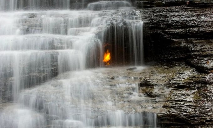 Hinter dem Wasserfall brennt die ewige Flamme. Foto: Wikimedia