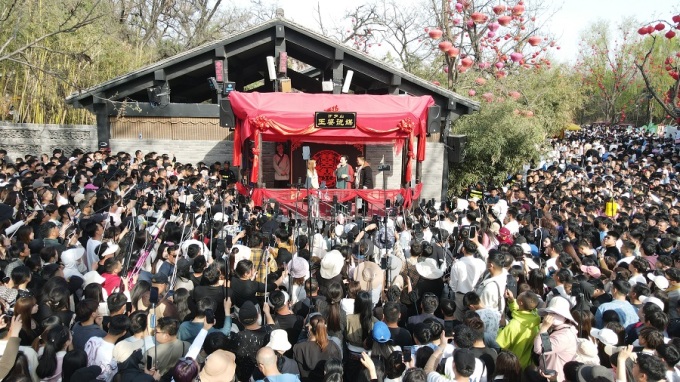 Vista aérea de la multitud en la noche de cita de la abuela Wang en Kaifeng, el 30 de marzo de 2024