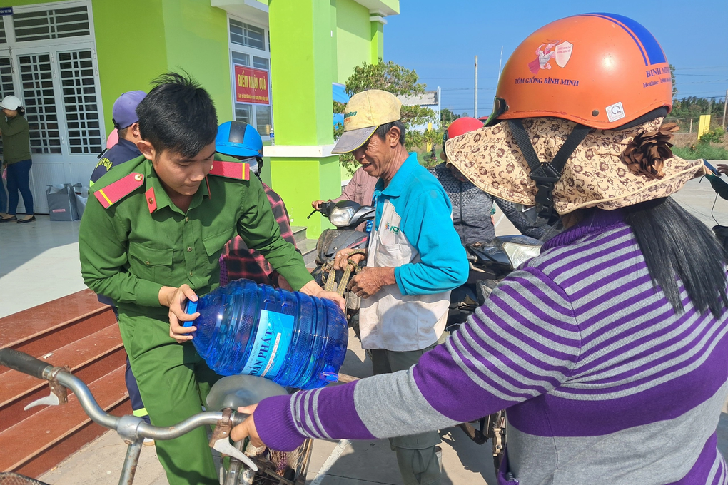 Công an Tiền Giang mang giọt nước nghĩa tình đến bà con vùng hạn mặn - 3