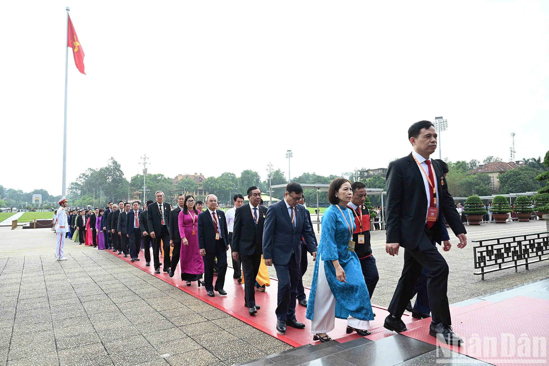 Les délégués participant au 10e Congrès national du Front de la patrie du Vietnam visitent le mausolée du président Ho Chi Minh, photo 3