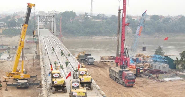 Construction of the new Phong Chau bridge underway