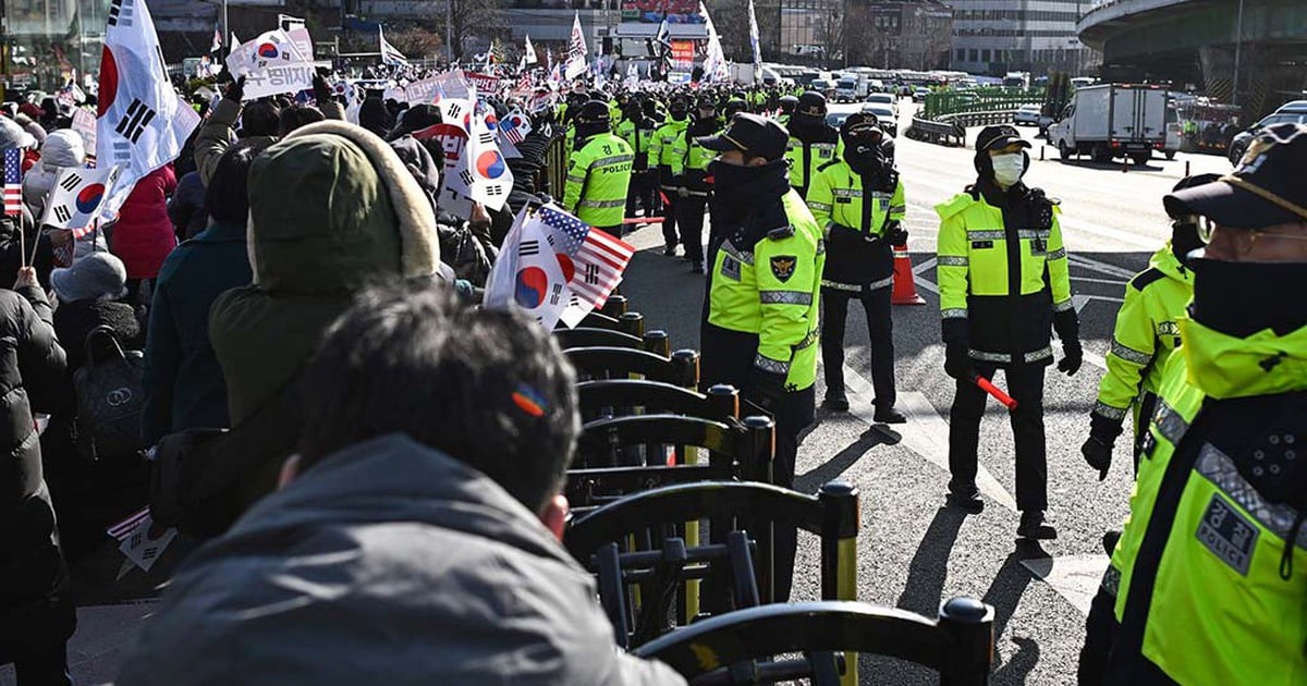 韓国大統領官邸で緊迫した対立