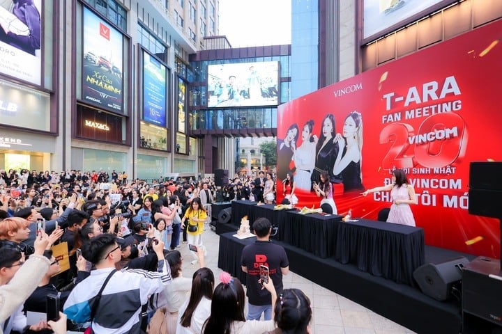 Fan meeting of legendary K-Pop group Gen 2 at Vincom Center Ba Trieu with enthusiastic participation of many fans.