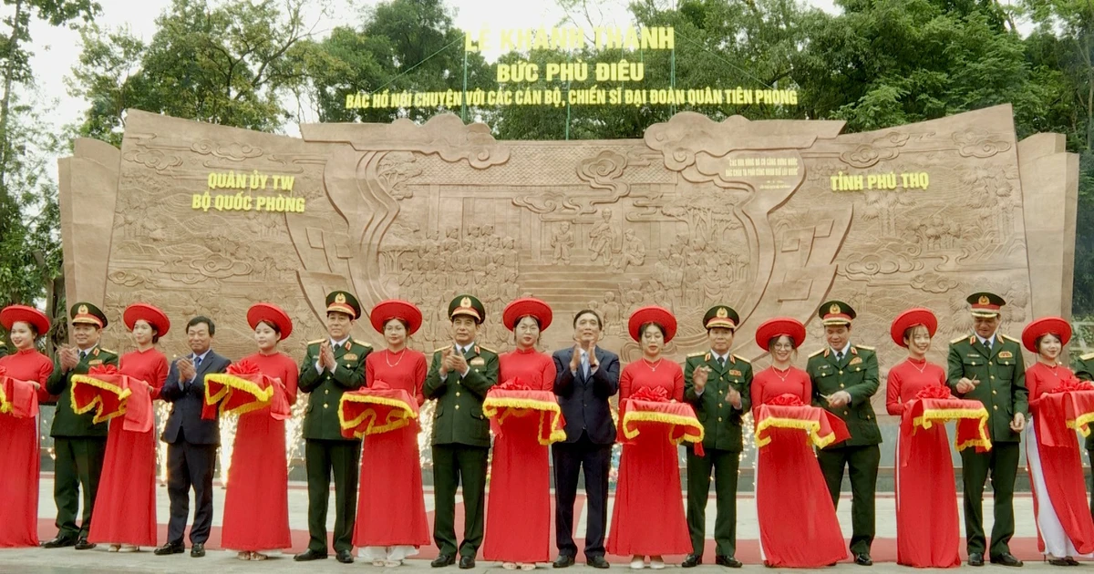 Khánh thành bức phù điêu “Bác Hồ nói chuyện với cán bộ, chiến sĩ Đại đoàn quân tiên phong” tại Đền Hùng