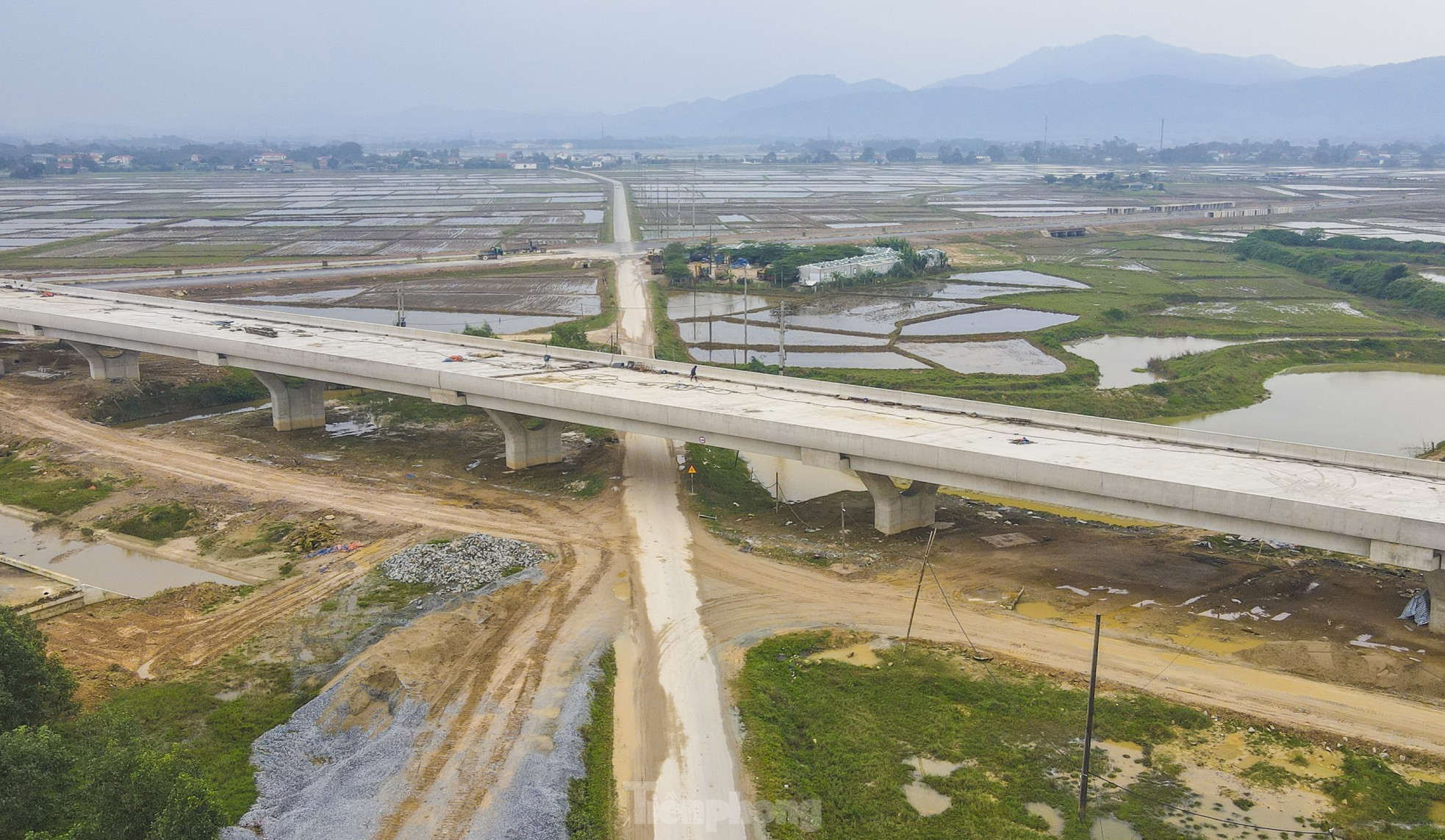 La construction de l'autoroute de 100 km de long à travers Ha Tinh est sur le point d'être achevée, photo 20