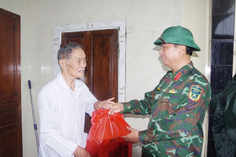 Visite et remise de cadeaux aux personnes âgées du hameau de Dao, village de Thu Le 2