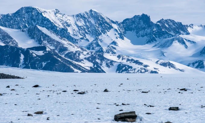 Antarctica is an ideal place to hunt for meteorites. Photo: José Jorquera/University of Santiago, Chile