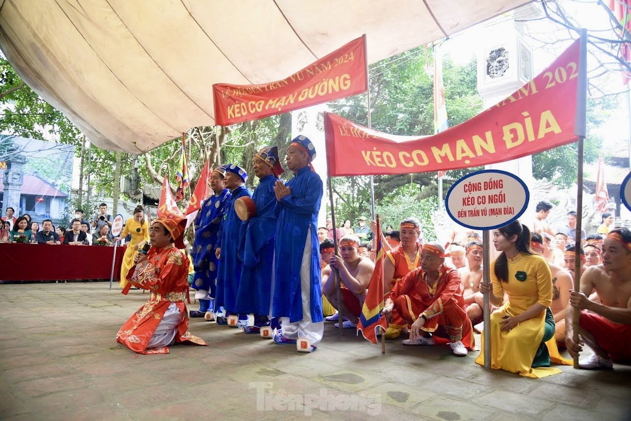 Ritual único de tira y afloja sentado en el festival del Templo Tran Vu (foto 3)