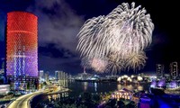 ホーチミン市の空を花火が彩り、建国記念日を祝う