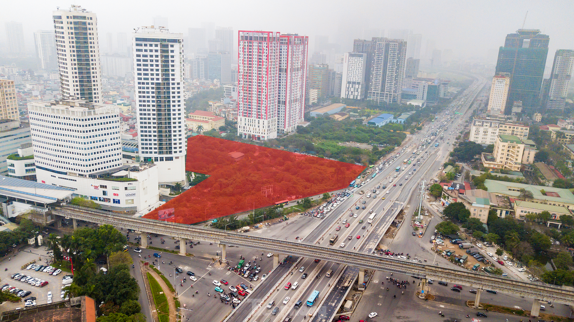 ภาพระยะใกล้ของโครงการ Constrexim Complex ที่ถูกทิ้งร้างมานานกว่าทศวรรษบนดินแดน 'ทองคำ' ของฮานอย ภาพที่ 1