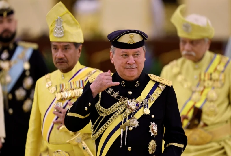 Sultan Ibrahim takes the oath of office. Photo: BERNAMA