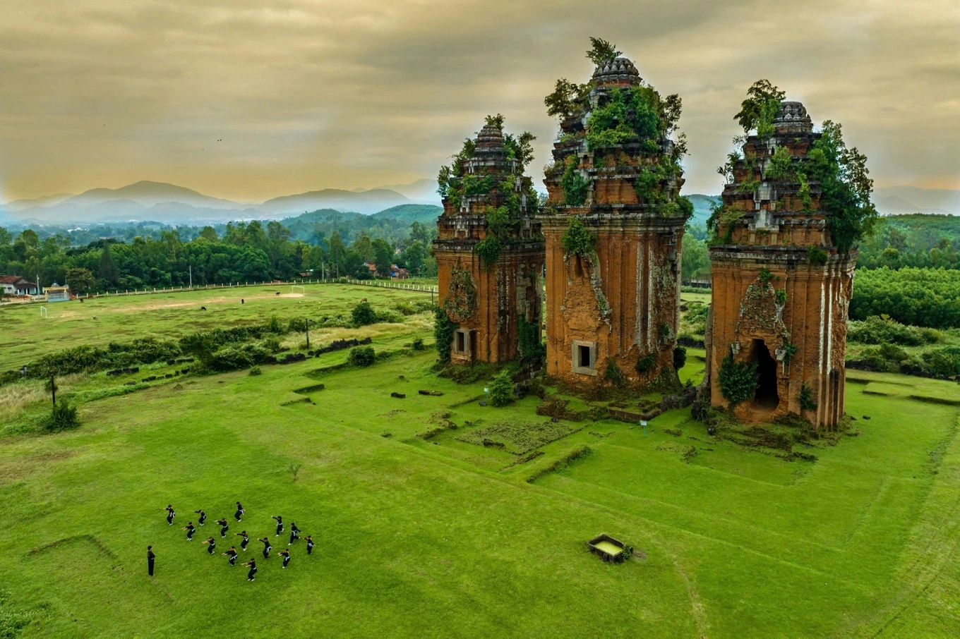 Thai tourists love Vietnam for its natural landscapes and unique culture.