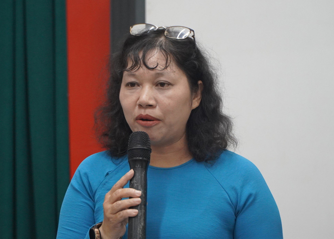 La directora de la escuela secundaria Dong Khoi, Sra. Ho Thi Ngoc Suong, dijo en una conferencia de prensa en la tarde del 16 de octubre. Foto: Ha Giang