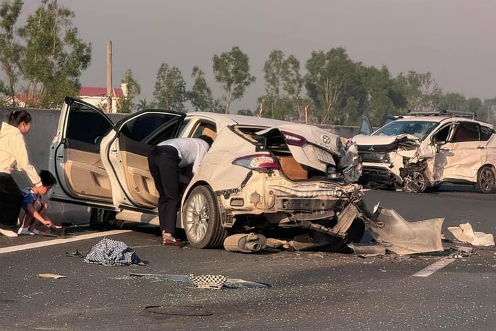 衝突後、2台の車は大破した。 （写真：フック・ヴァン）