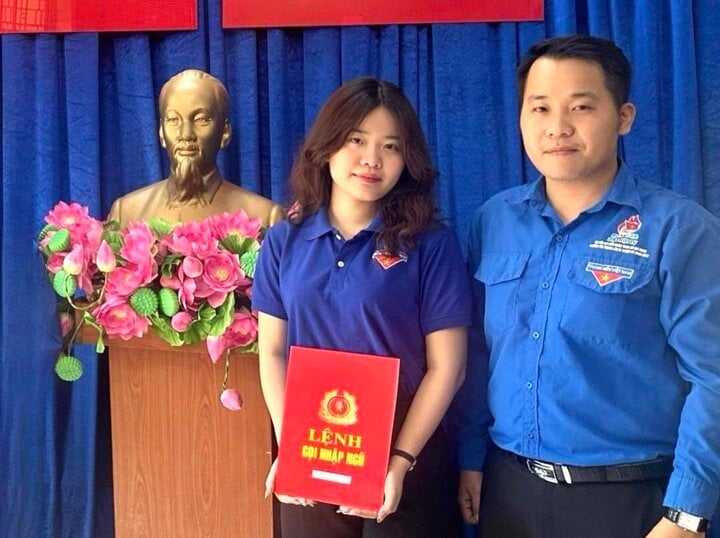 Pham Thu Thao recibió órdenes de alistamiento militar en el Comando Militar del Barrio Tay Thanh, Distrito de Tan Phu. (Foto: NVCC)