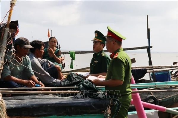 Les gardes-frontières de Tien Giang s'engagent pour la prévention et la lutte contre la pêche INN