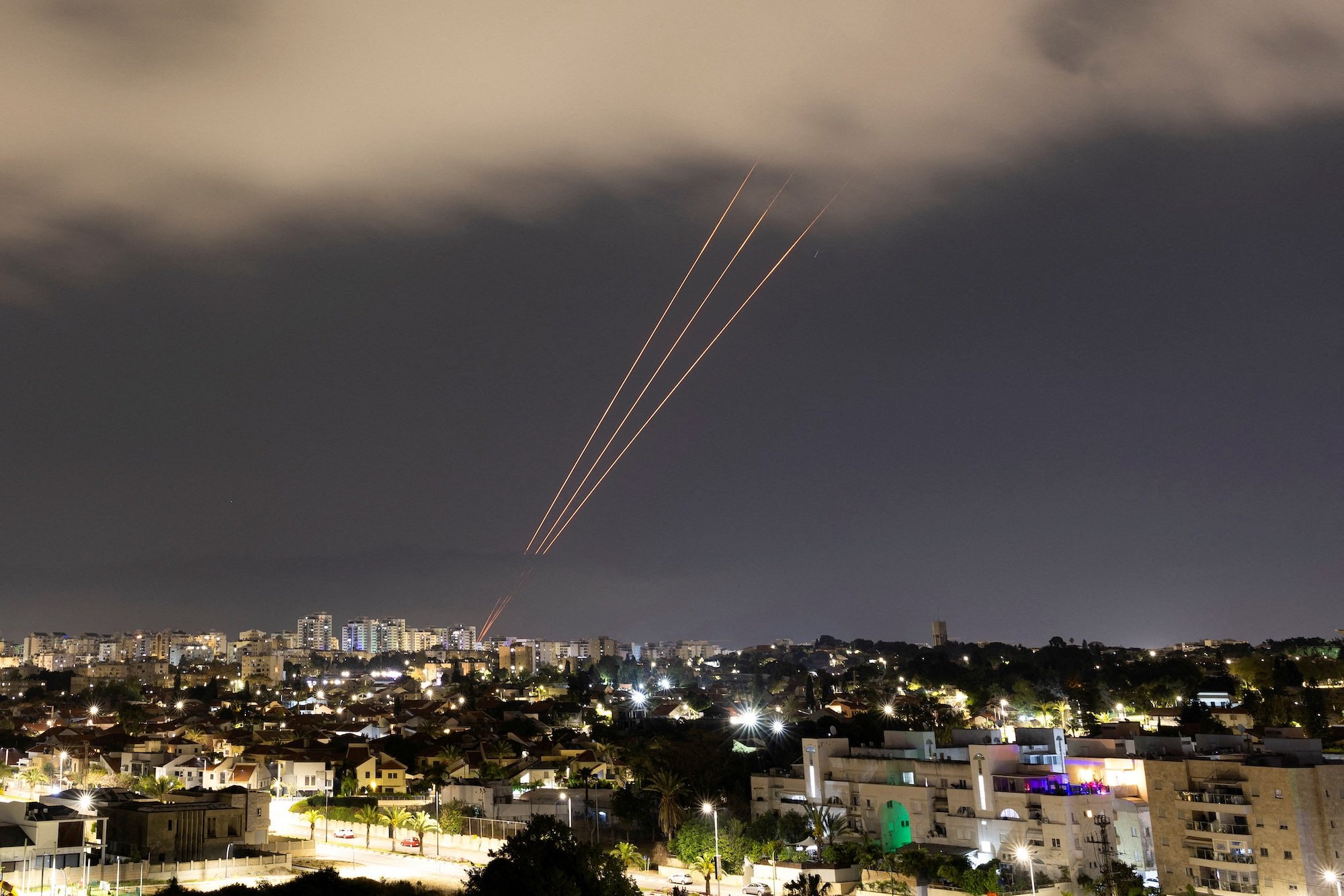 Amerika hilft Israel erfolgreich bei der Zerstörung von 99 iranischen Raketen und Drohnen, Bild 1