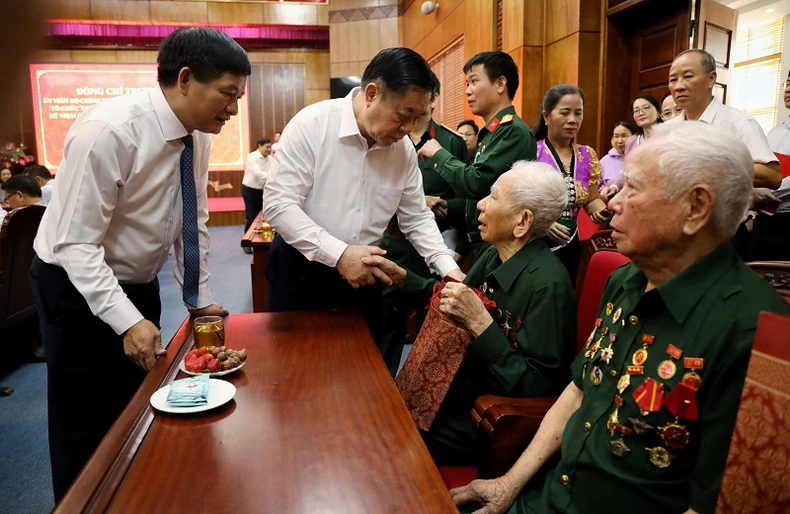 [Photo] Standing member of the Secretariat Truong Thi Mai presents gifts and expresses gratitude to Dien Bien soldiers photo 4