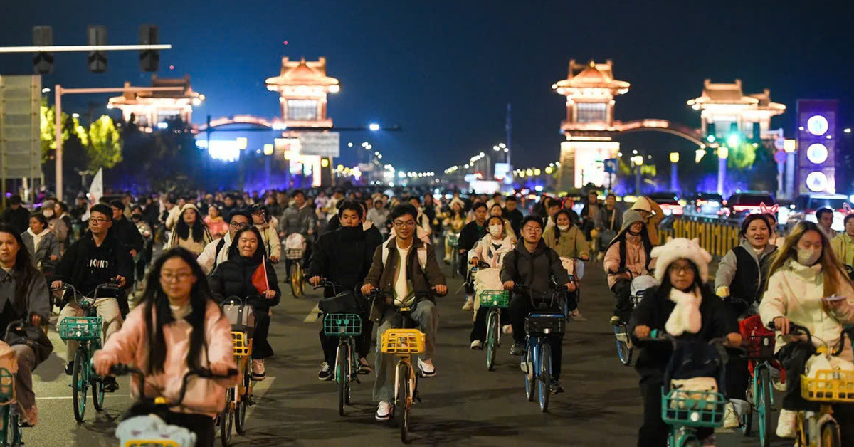 It's the soup dumplings that make 200,000 students jostle to cycle 50km at night