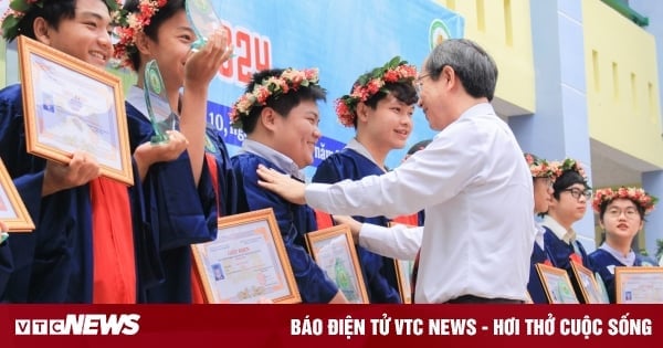 Eine öffentliche High School in Ho-Chi-Minh-Stadt gibt Tet-Boni von 20