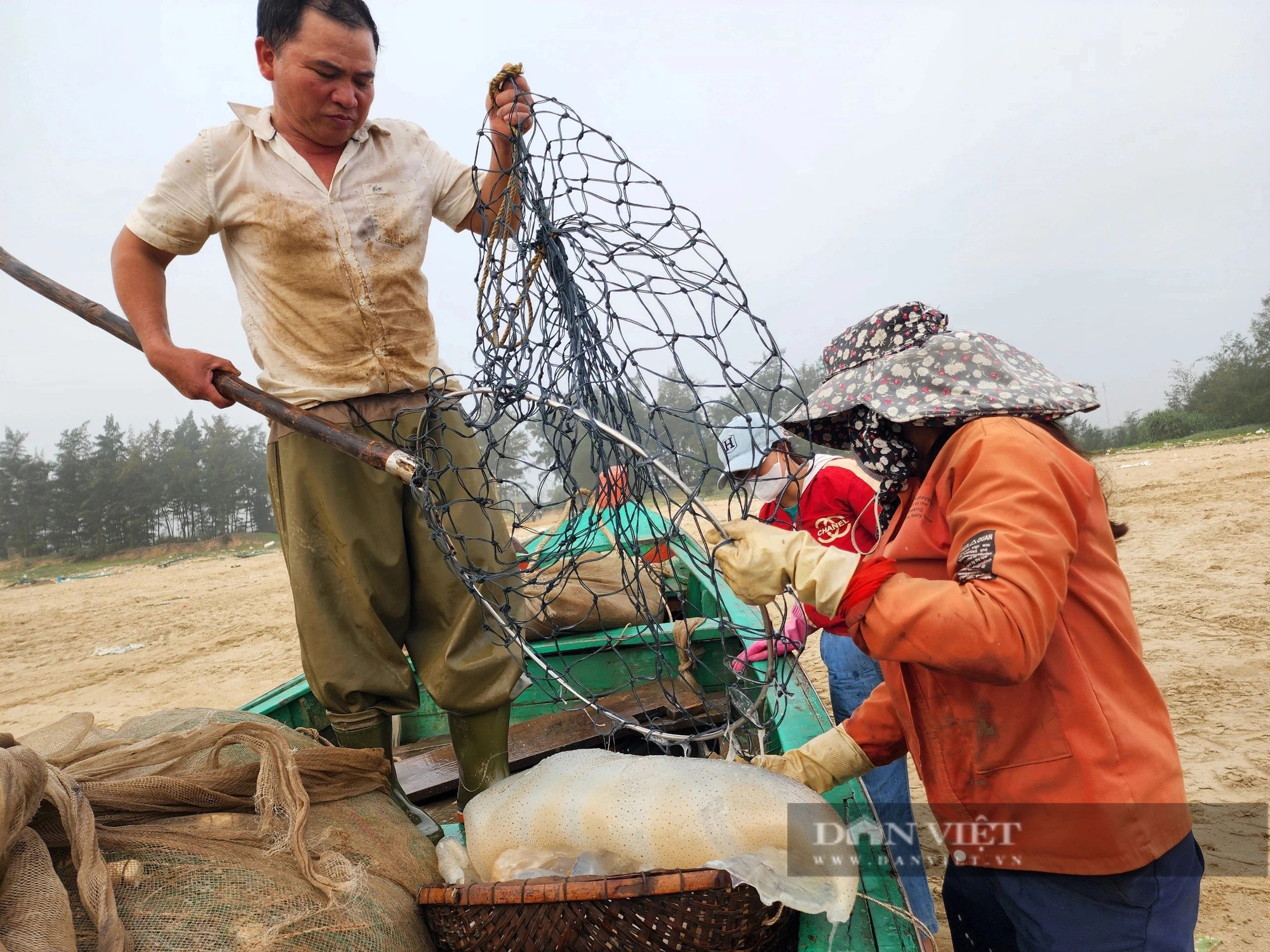 Người lao động chật vật mưu sinh giữa “chảo lửa” chạm ngưỡng gần 40 độ C ở miền Trung- Ảnh 9.