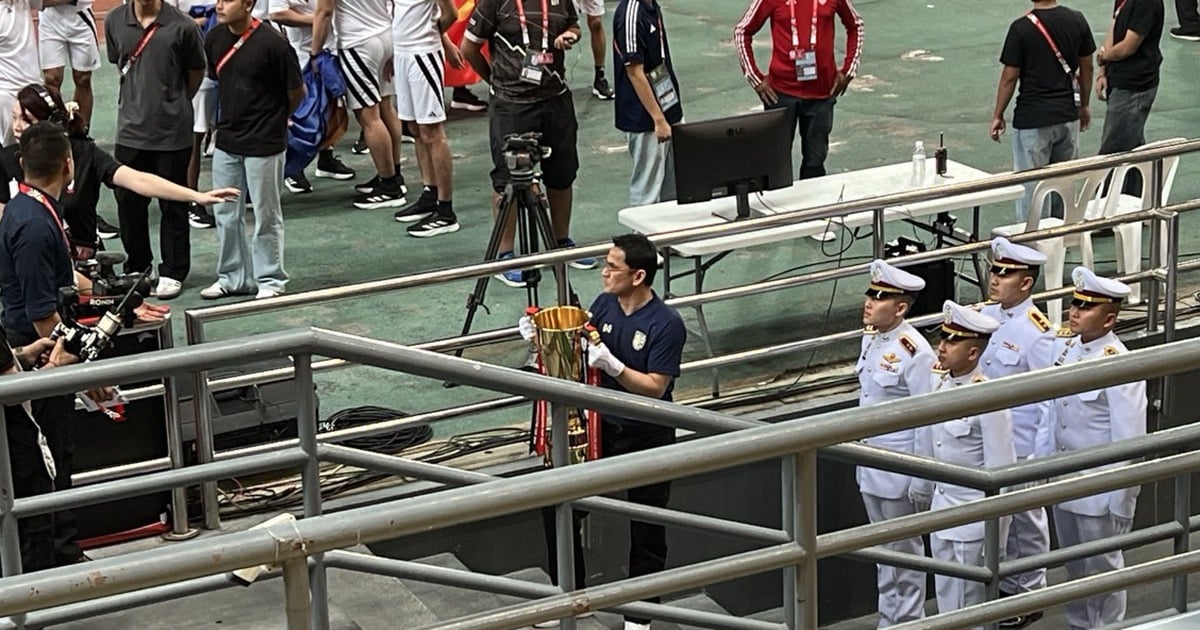 Coach Kiatisak brings the championship trophy to Rajamangala Stadium before the second leg of the 2024 AFF Cup final