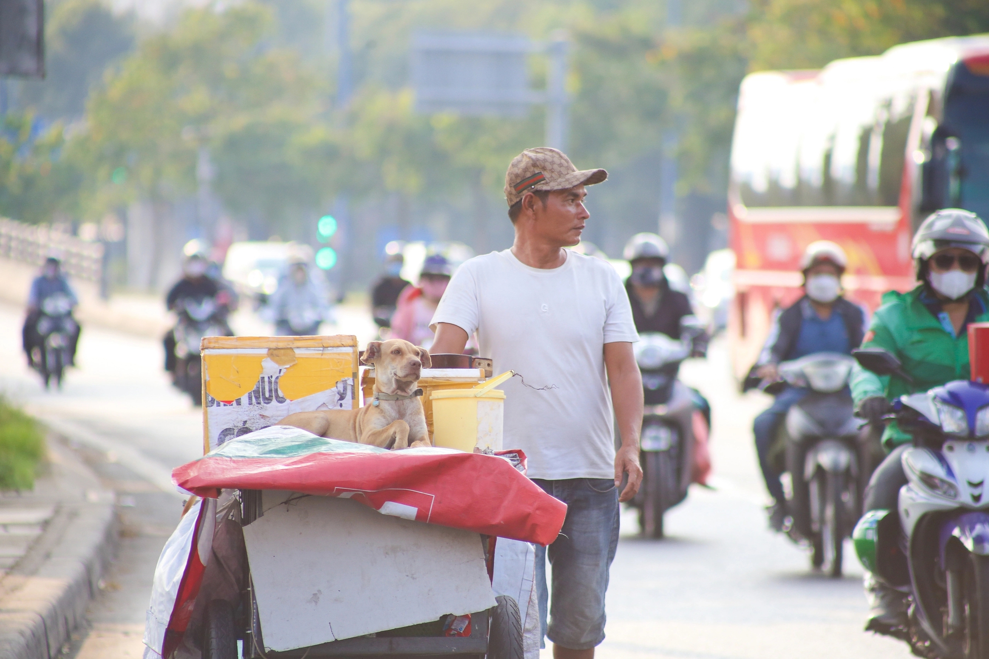 Người Sài Gòn trân mình dang nắng mưu sinh - Ảnh 9.